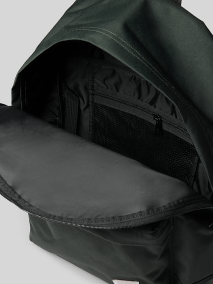 Produktfoto, plecak z naszywką z logo Model 'Jake' od Carhartt Work In Progress, zamek błyskawiczny dwustronny, główna przegroda, przegródka wewnętrzna z siateczki zapinana na zamek błyskawiczny, przegródka zewnętrzna zapinana na zamek błyskawiczny, uchwyt, szerokość w rozmiarze 1: 40 cm, długość w rozmiarze 1: 45 cm, głębokość w rozmiarze 1: 14 cm, długość pasków na ramię w rozmiarze 1: 68 cm