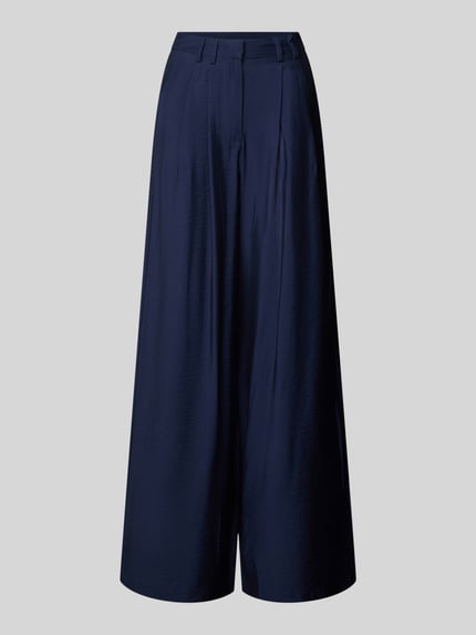 Produktfoto, dunkelblaue Wide Leg Stoffhose aus Viskose-Mix Modell 'FINJA' von GUIDO MARIA KRETSCHMER WOMAN, glatte Oberfläche, sichtbare Falten, Ziertasche am Gesäß.