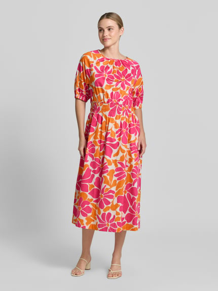 Frauenmodel trägt Midikleid im Allover-Look mit Rundhalsausschnitt von Smith and Soul, Reine Baumwolle, Taillierter Schnitt, Ganzkörperansicht von vorne.