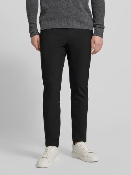 Männermodel trägt Chino mit Eingrifftaschen Modell 'ROBERT' von SELECTED HOMME, Unifarbenes-Design, Material-Mix mit Viskose-Anteil, Körpernaher-Schnitt, Knopf- und Reißverschluss, Ganzkörperansicht von vorne.