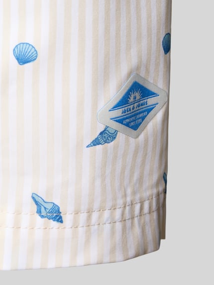 Produktfoto, beżowe spodenki kąpielowe we wzór na całej powierzchni model 'MAUI BREEZE' od Jack & Jones, krój regular fit, elastyczny pas z trokiem