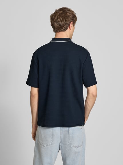 Männermodel trägt Regular Fit Poloshirt mit Reißverschluss und Label-Stitching von REVIEW, dunkelblau, Strukturmuster, Ganzkörperansicht Rückansicht