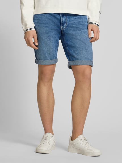 Männermodel trägt Jeansshorts mit Umschlag Modell 'Mosa' von G-Star Raw in regular fit, Used-Look, Baumwoll-Elasthan-Mix, Nahaufnahme Oberschenkel, Bundweite 42 cm, Innenbeenlengte 24 cm.