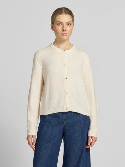Frauenmodel trägt Strickjacke mit Rundhalsausschnitt und Knopfleiste von Oui, Woll-Materialmix, Regular Fit, cremefarben, Ganzkörperansicht von vorne.