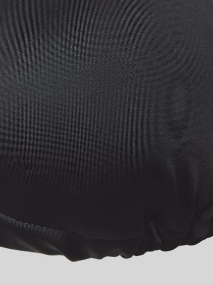 Produktfoto, Triangel Bikini mit wattierten Cups Modell 'TOGO MAGO' von DORINA, glattes schwarzes Material, Stretch-Anteil, Detailaufnahme.