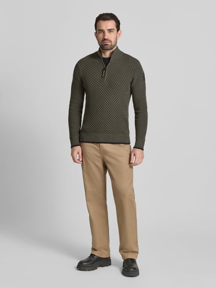 Männermodel trägt Strickpullover mit gerippten Abschlüssen von PME Legend, olivgrün, Stehkragen, Reißverschluss, Regular Fit, Ganzkörperansicht von vorne