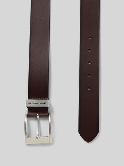 Produktfoto, Ledergürtel mit Dornschließe Modell 'Tom' von TOM TAILOR aus echtem Leder in Dunkelbraun, 4 cm breit, Metallschließe und Logo, glatte Oberfläche