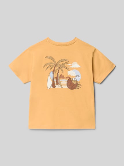Junge trägt Regular Fit T-Shirt mit Statement-Print von Mayoral aus reiner Baumwolle, Motiv-Print, Rundhalsausschnitt, Rückansicht.