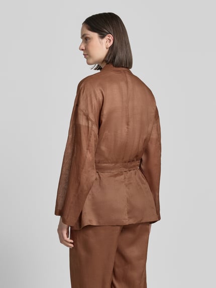 Frauenmodel trägt Relaxed Fit Longblazer mit Reverskragen Modell 'FATTO' von Max Mara, Optik: Unifarben, Passform: Relaxed-Fit, Kragenform: Reverskragen, Verschluss: Taillengürtel, Ärmelform: Langarm, Pattentaschen, Ganzkörperansicht Rückansicht.