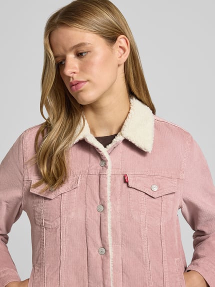 Frauenmodel trägt Regular Fit Jeansjacke aus reiner Baumwolle Modell 'ORIGINAL SHERPA TRUCKER' von Levi's® 300 in Rosa mit weißem Fellkragen, Nahaufnahme Oberkörper, Damen Jeansjacke von Levi's® 300
