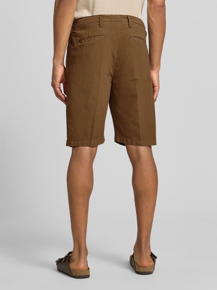 Männermodel trägt Hose mit Gesäßtaschen von MARKUP aus reiner Baumwolle in Braun, Regular Fit, Ganzkörperansicht Rückansicht.