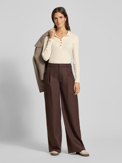 Vrouwenmodel draagt Slim Fit Langarmshirt aus Baumwoll-Modal-Mix van Marc O'Polo, effen, ribstructuur, lange mouwen, Henley hals, full body vooraanzicht.