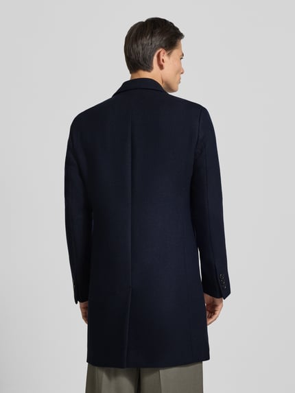 Männermodel trägt Slim Fit Mantel mit einreihiger Knopfleiste von BOSS, unifarben, Longline, Wollmix, langarm, Ganzkörperansicht Rückansicht.