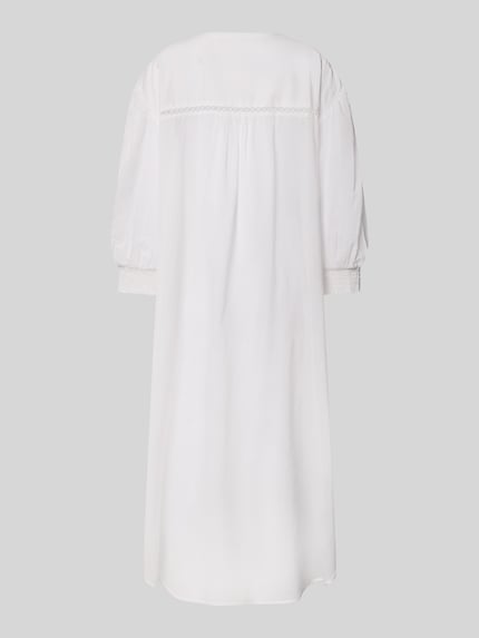 Frauenmodel trägt Tunikakleid mit Stitchings von WATERCULT, Reine Baumwolle, Gerader-Schnitt, Modell COASTAL BOHEMIA, Ganzkörperansicht Rückansicht.