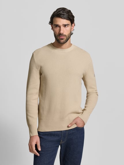 Männermodel trägt Regular Fit Strickpullover aus reiner Baumwolle von Marc O'Polo, Optik: Unifarben, Struktur-Muster, Ganzkörperansicht von vorne.