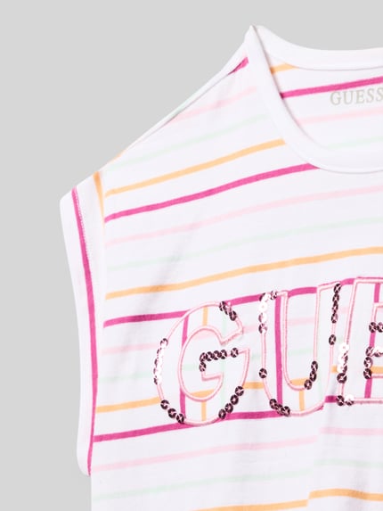 Mädchen trägt Kinder T-Shirt mit bunten Streifen, Logo-Stitching und Paillettenbesatz von Guess, Baumwoll-Mix mit Stretch-Anteil, Nahaufnahme Oberkörper.