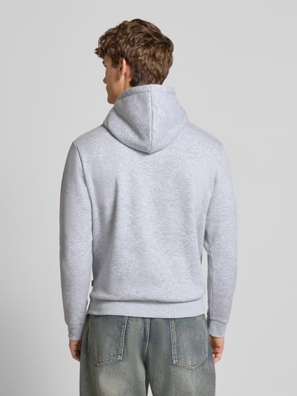 Männermodel draagt Hoodie met capuchon model 'BRADLEY' van Jack & Jones, lichtgrijs, katoenmix, losse fit, geribde boorden, kangoeroezak, rugaanzicht full-body.