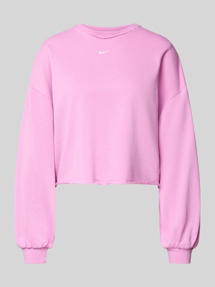 Produktfoto, Cropped Sweatshirt mit Logo-Stitching von Nike in Rosa, Relaxed-Fit mit Rundhalsausschnitt, elastische Ärmelabschlüsse, überschnittene Schultern.