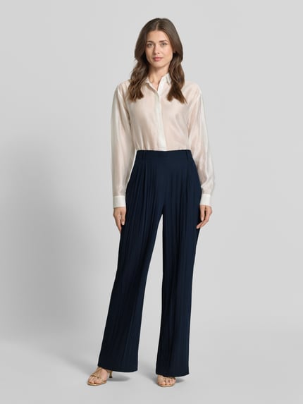Frauenmodel trägt Wide Leg Stoffhose mit Gürtelschlaufen von MAX&Co., unifarben, seitliche Eingrifftaschen, Ganzkörperansicht von vorne.