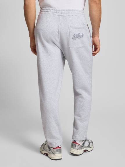 Mężczyznamodel nosi spodnie dresowe Regular Fit Sweatpants mit elastischem Bund Model 'Source' von BLKVIS z bawełny, kieszeń z tyłu, długość wewnętrzna nogawki 71 cm, model męski, widok całej sylwetki od tyłu.