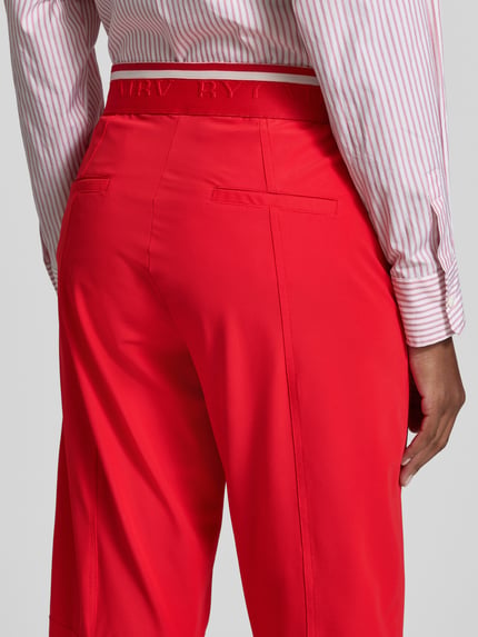 Frauenmodel trägt Slim Fit Hose mit elastischer Label-Bund Modell 'EDEN' von Cambio, Optik: Unifarben, Materialverarbeitung: Stretch, Gesäßtaschen, Passform: Slim-Fit, Länge: Cropped, Ganzkörperansicht Rückansicht
