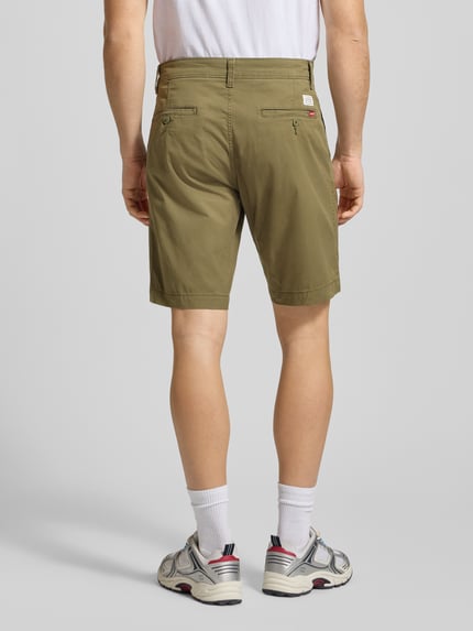 Männermodel trägt Straight Fit Chinos aus Baumwoll-Mix von Levi's®, olivgrün mit Gesäßtaschen und Knopf-Reißverschluss, Rückansicht. Herren Chinos, elastischer Baumwoll-Mix, Eingrifftaschen, Bundweite bei Größe 32: 41 cm, Innenbeinlänge: 24 cm.