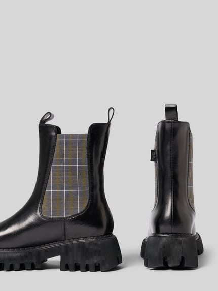 Produktfoto, Stiefel aus echtem Leder mit Logo-Detail von Marc Cain Bags & Shoes, schwarz mit Muster, profilierte 6 cm Sohle, Schafthöhe 19 cm, Schaftweite 12 cm, abgerundete Passform