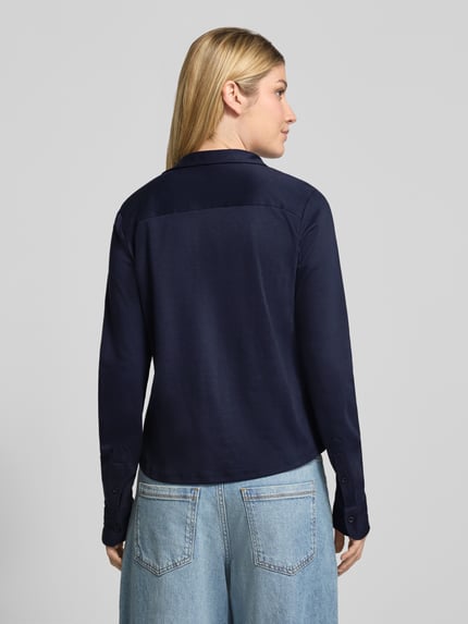 Frauenmodel trägt Regular Fit Bluse aus Baumwolle von Christian Berg Woman in Dunkelblau, glatte Struktur, Jeans dazu, Ganzkörperansicht Rückansicht. Reine Baumwolle, Hemdblusenkragen, Knopfleiste, Rückenlänge bei Größe 36: 60 cm.
