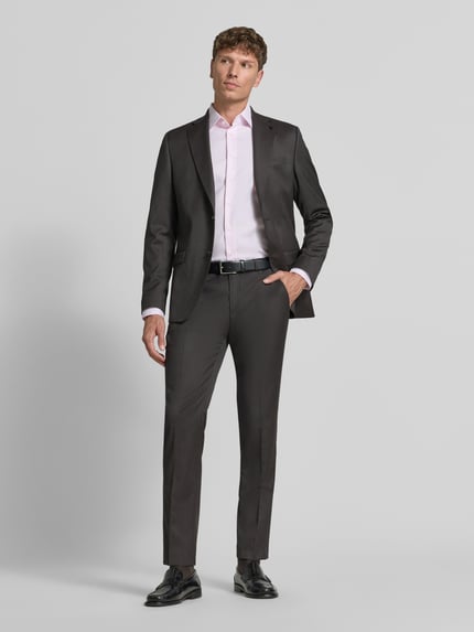 Männermodel trägt Regular Fit Business-Hemd mit Kentkragen von Christian Berg Men, Reine Baumwolle, Ganzkörperansicht von vorne. Rückenlänge bei Größe 39/40: 78 cm, Schulterbreite 45 cm, Ärmellänge 65 cm, Langärmeliges Design, durchgängige Knopfleiste.