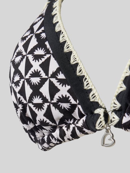 Produktfoto, Bikini mit Neckholder Modell 'BLUCOSTORA' von Banana Moon, schwarz-weißes Muster, Material-Mix mit Stretch-Anteil, Detailaufnahme