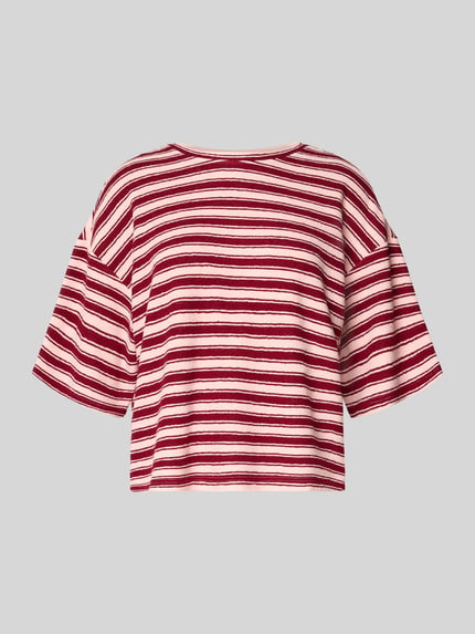 Produktfoto, Oversized T-Shirt mit Strukturmuster Modell 'Cessalia' von MSCH Copenhagen in Rot und Creme, Strukturmuster, Damen T-Shirt, Rundhalsausschnitt, Rückenlänge 53 cm bei Größe XS/S