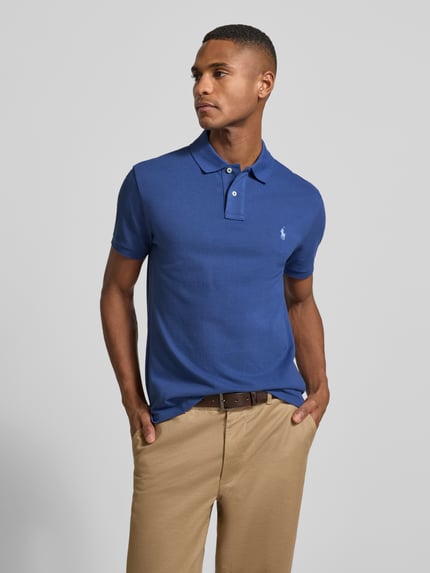 Męski model nosi Poloshirt mit Label-Stitching od Polo Ralph Lauren, bawełna, regular fit, niebieski, całkowity widok z przodu.