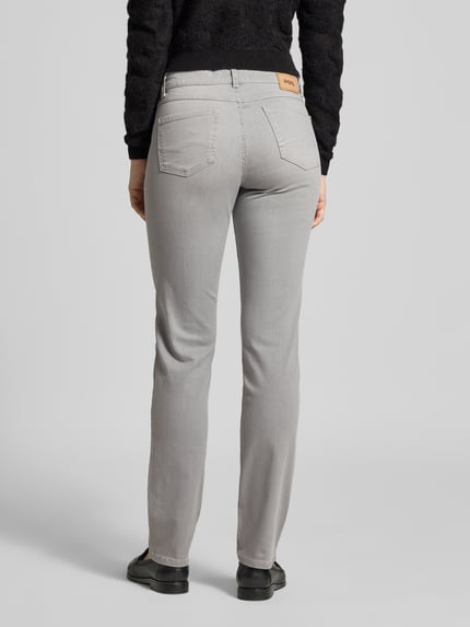 Männermodel trägt Slim Fit Jeans im 5-Pocket-Design Modell 'CICI' von Angels, bawełna z domieszką stretchu, krój slim fit, kolor szary, gładka tekstura, szerokość w rozmiarze 36/32: 39 cm, długość wewnętrzna nogawki: 82 cm, zdjęcie całej sylwetki z tyłu