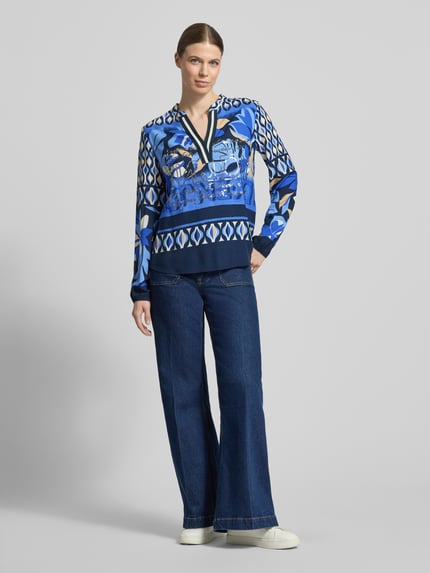Frauenmodel trägt Blusenshirt aus Viskose mit Tunikakragen von Betty Barclay, Regular-Fit, Allover-Look, V-Ausschnitt, Ganzkörperansicht von vorne.
