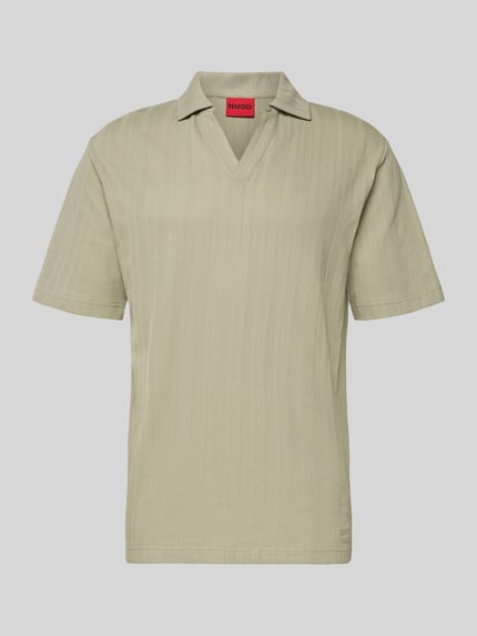 Produktfoto, Relaxed Fit Poloshirt mit Strukturmuster Modell 'DALIBO' von HUGO in Optik: Unifarben, feines Strukturmuster, Label-Stitching-Applikation, Polokragen, V-Ausschnitt, Kurzarm, Jersey, Material: Reine Baumwolle.