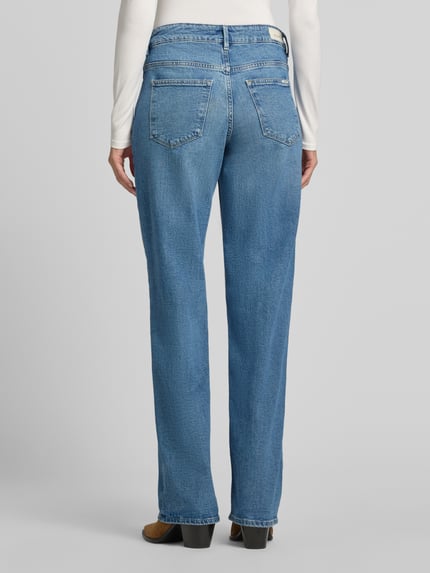 Frauenmodel trägt Straight Fit Jeans aus Baumwoll-Mix Modell 'Celia' von Garcia in mittelblauer Farbe und glatter Textur, Ganzkörperansicht Rückansicht; Damen Straight Fit Jeans von Garcia.