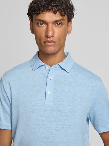 Mannelijk model draagt Slim Fit Poloshirt aus Leinen-Elasthan-Mix van OLYMP Level Five, lichtblauw met knoopsluiting, halve mouw, textuur zichtbaar, context: heren poloshirt, ruglengte maat M 70 cm, close-up bovenlichaam vooraanzicht.