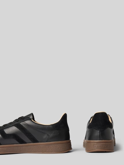 Produktfoto, czarne sneakersy ze skóry model 'Cuzima' od GANT, brązowa podeszwa, gładka faktura, damskie sneakersy