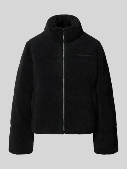 Produktfoto, Relaxed Fit Steppjacke in Teddy-Optik Modell 'GEORGIA' von PEGADOR, schwarz, weiche strukturierte Oberfläche, sichtbarer Reißverschluss