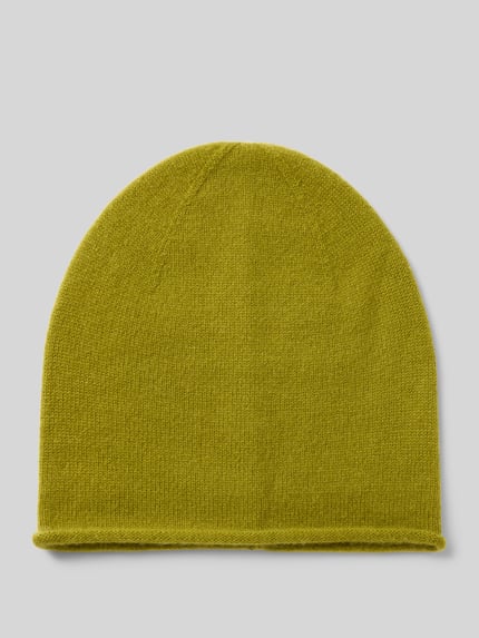 Produktfoto, Mütze aus reinem Kaschmir von Christian Berg Woman in Gelbgrün, Strick-Optik, Ziernaht, Rollsaum, weiche Textur.