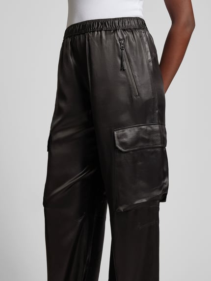 Filippa K Cargohose in Leder-Optik Dunkelbraun 3
