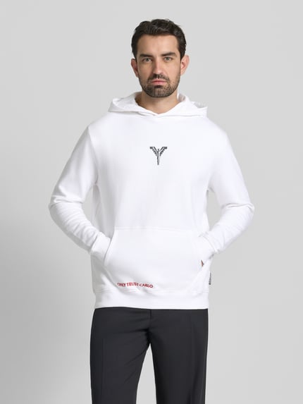 Männermodel draagt Hoodie met capuchon van CARLO COLUCCI, wit, kangoeroezak, labelprint, geribde boorden, vooraanzicht volledige lengte.