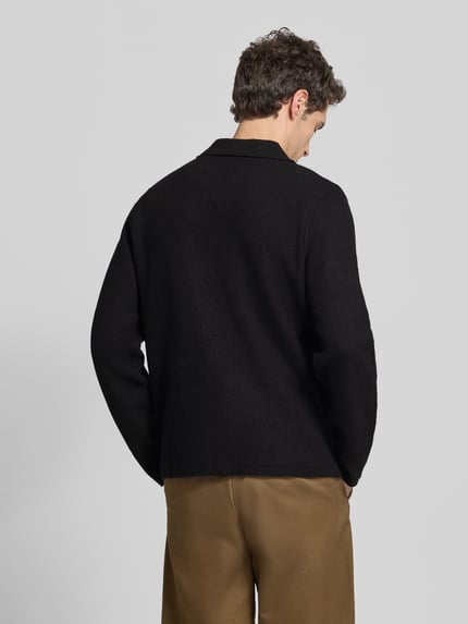 Mężczyzna nosi Regular Fit Hemdjacke mit Zweiwege-Reißverschluss Modell 'HANNES' von Samsøe Samsøe, czarny len, Brustasza, Kołnierzyk typu kent, krój regular fit, Długość tyłu w rozmiarze M: 68 cm, widok całej sylwetki z tyłu