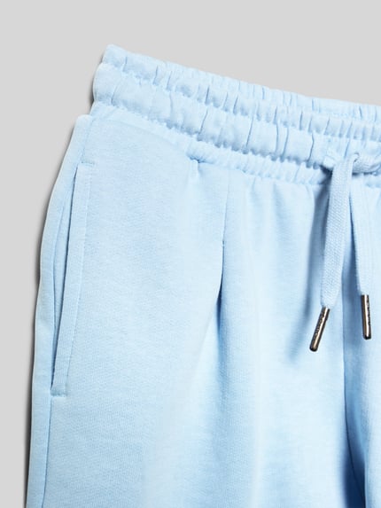 Productfoto, Regular Fit Sweatshorts mit Logo-Patch van Garcia in lichtblauw, puur katoen, elastische band met tunnelkoord, steekzakken, achterzak, bandwijdte maat 140: 29 cm, binnenbeenlengte 8 cm, zachte textuur