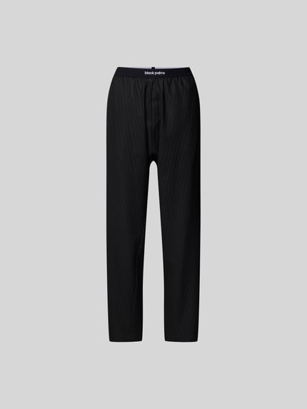 Produktfoto, Stoffhose mit elastischem Logo-Bund von black palms in Schwarz mit feiner Struktur, Material-Mix mit Viskose-Anteil, lockerer Schnitt
