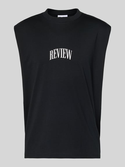 Produktfoto, Muskelshirt mit Logo und Rundhalsausschnitt von REVIEW in Schwarz, Reine Baumwolle, Regular-Fit, Logo vorne, Rückenlänge 68 cm bei Größe M.