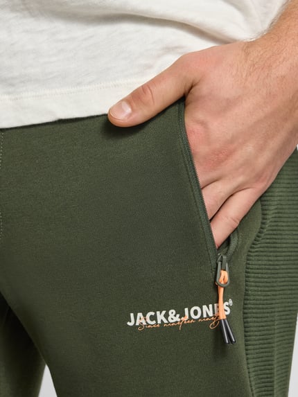JACK & JONES Spodnie dresowe o kroju slim fit z nadrukiem z logo model ‘Gordon’ Oliwkowy 3