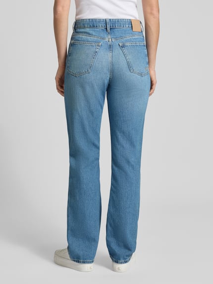 Kobiece modelka nosi Regular Fit Straight Jeans aus reiner Baumwolle Modell 'ADA' od BOSS w niebieskim kolorze denim, gładka faktura, wysoki stan, pięciokieszeniowy krój, widoczna etykieta, pełny widok sylwetki z tyłu.