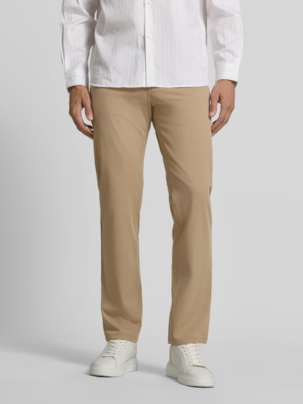 Męski model nosi Comfort Fit Hose mit Eingrifftaschen von Christian Berg Men, beżowe spodnie z mieszanki materiałów z dodatkiem wiskozy, wpuszczane kieszenie, szerokość w rozmiarze 32/32: 41 cm, długość wewnętrzna nogawki: 78 cm, gładka faktura, widok całej sylwetki z przodu