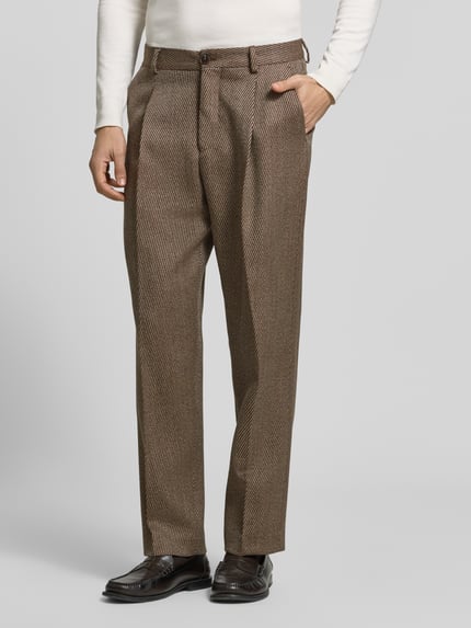 Männermodel trägt Regular Fit Bundfaltenhose aus Wolle von Selected Homme mit Fischgrätenstruktur, Allover-Muster, Nahaufnahme Oberkörper.